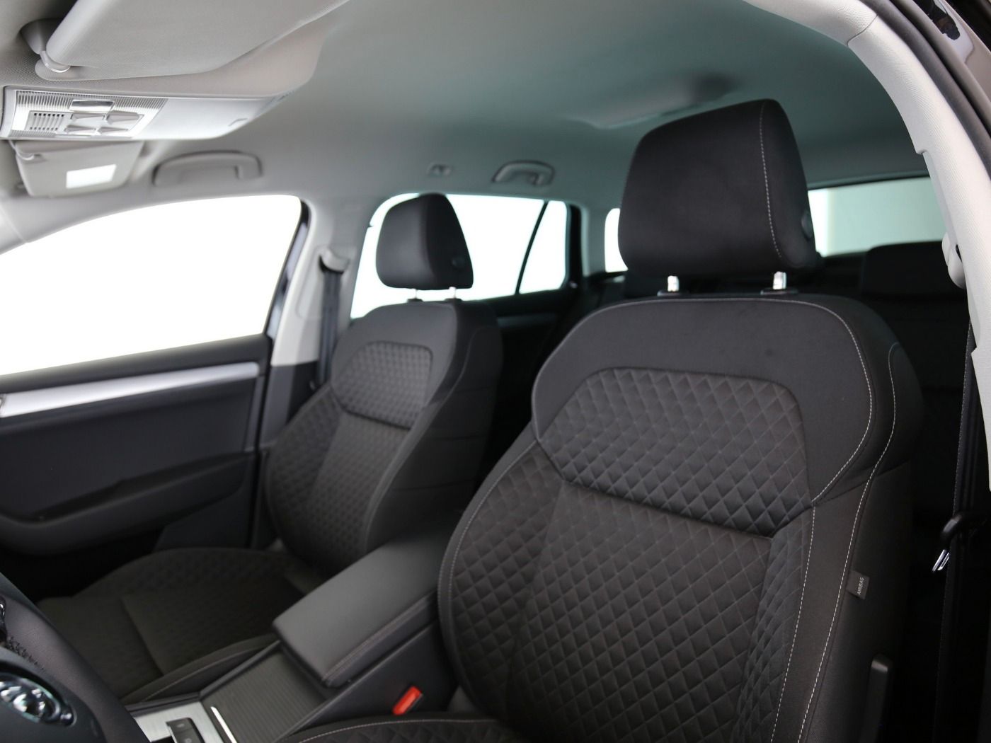 Fahrzeugabbildung SKODA Superb Combi 2.0 TDI Ambition AHK|4xSHZG|ACC|LED