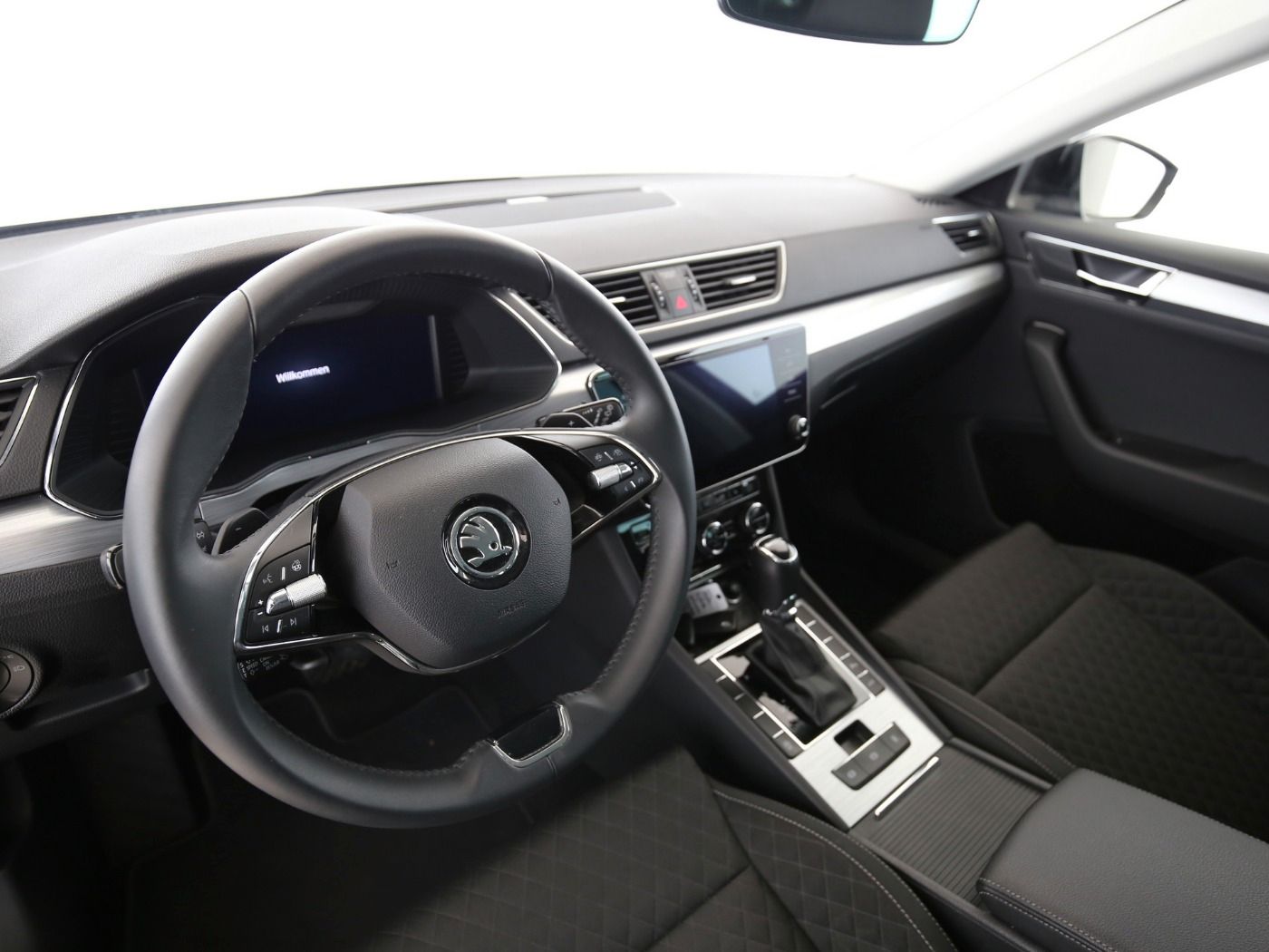 Fahrzeugabbildung SKODA Superb Combi 2.0 TDI Ambition AHK|4xSHZG|ACC|LED