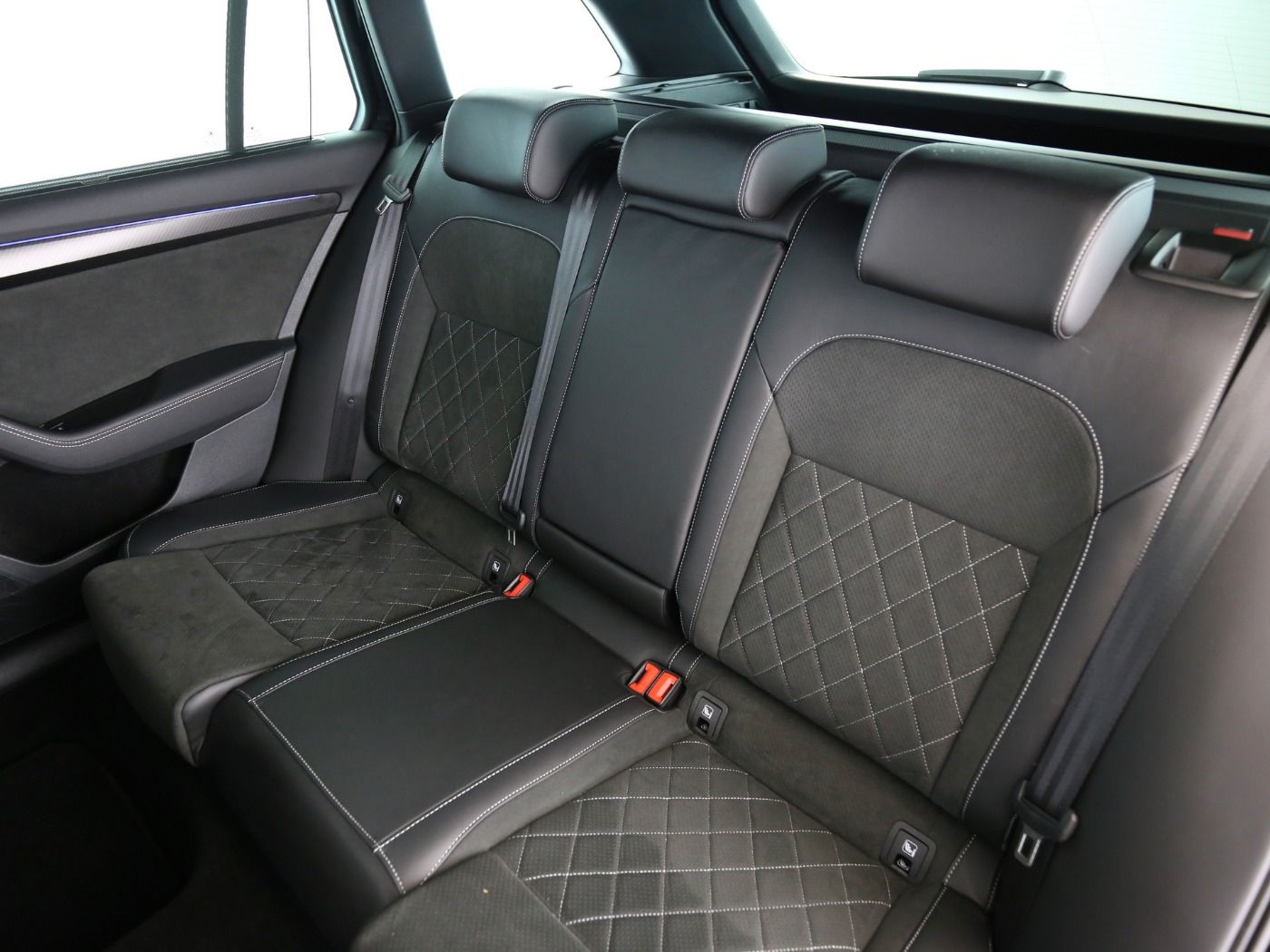 Fahrzeug autohaus mense Fahrzeugabbildung SKODA Superb Combi 2.0 TDI Sportline AHK|4xSHZG|ACC|LM