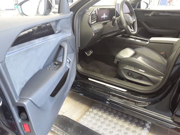 Fahrzeug autohaus mense Fahrzeugabbildung Volkswagen Passat Variant 1.5 eHybrid R-Line IQ.Light h/k - mit KI generiert/bearbeitet