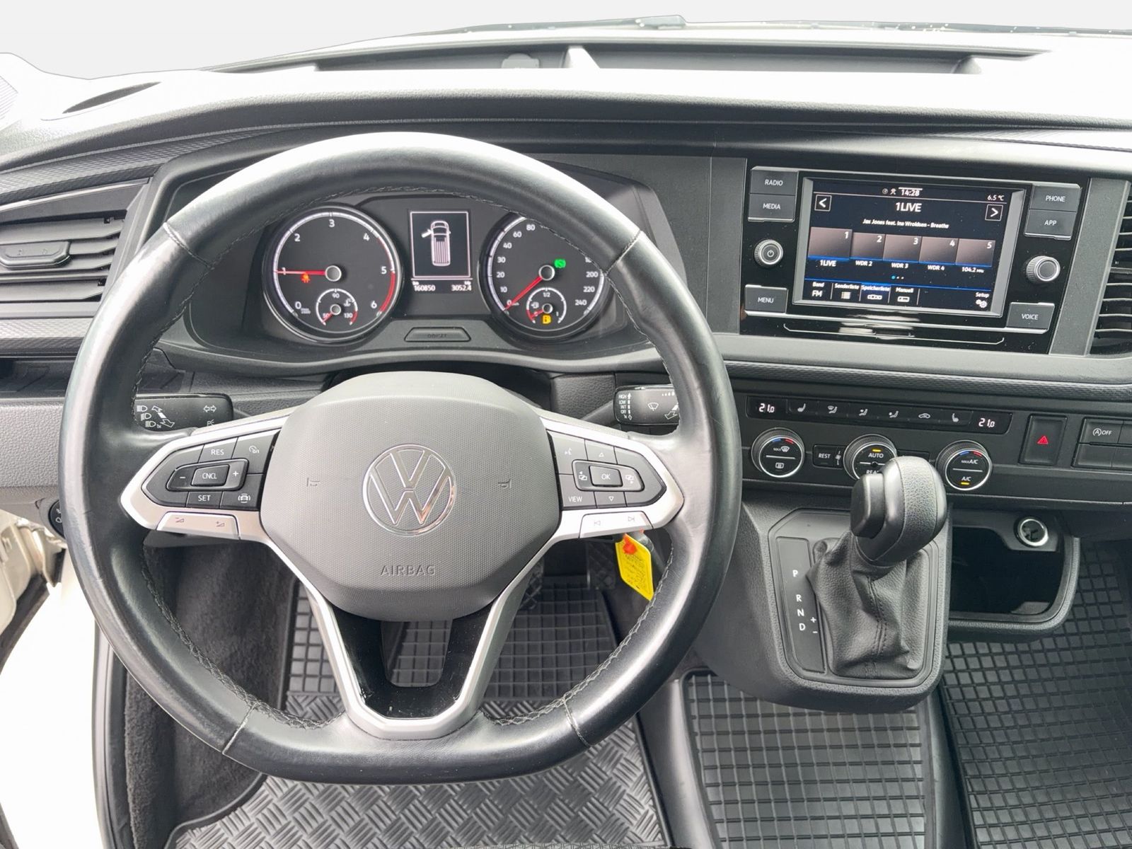 Fahrzeug autohaus mense Fahrzeugabbildung Volkswagen T6.1 Multivan 2.0 TDI FWD Family PDC