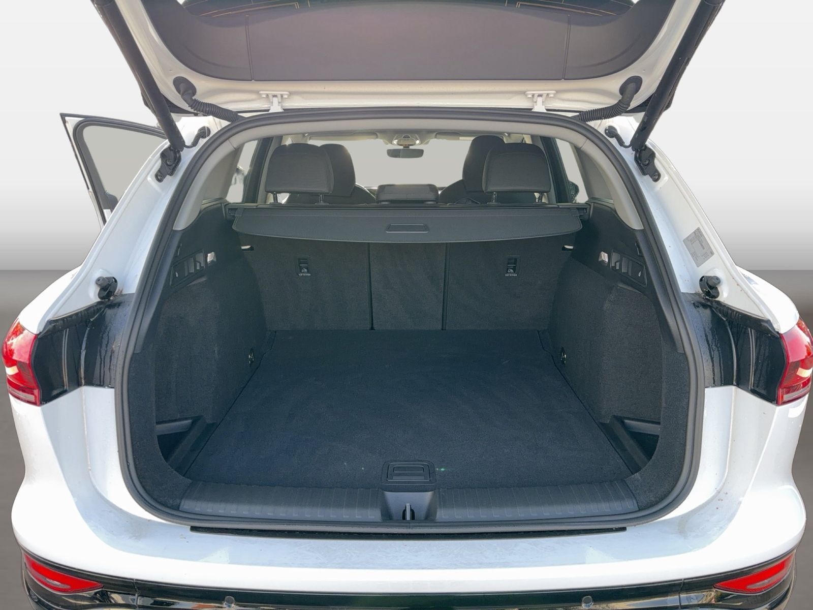 Fahrzeugabbildung Audi Q6 e-tron Tech Standhzg|4xSHZG|ACC|LED|Kamera - mit KI generiert/bearbeitet