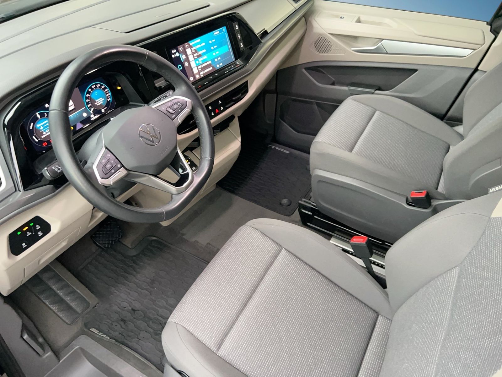 Fahrzeugabbildung Volkswagen Multivan 1.4 TSI Basis e CarPlay|AHK|LED|Navi|LM