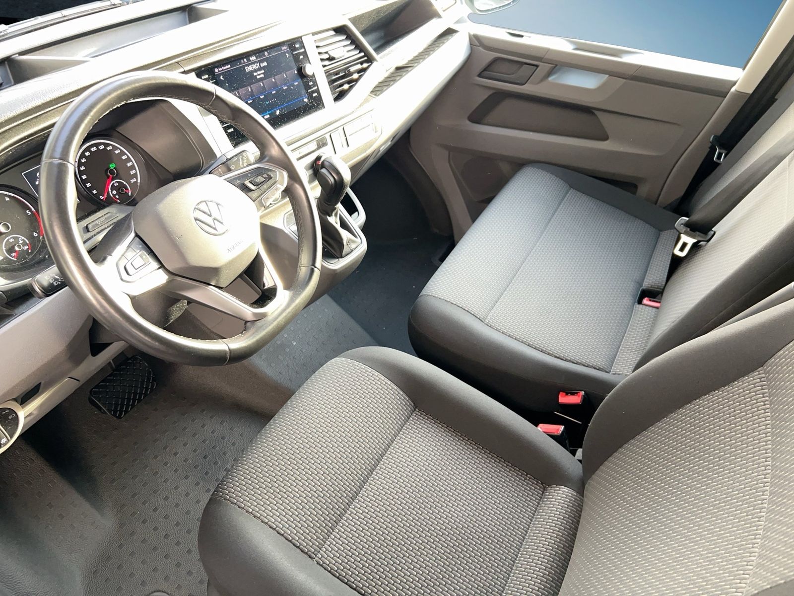 Fahrzeugabbildung Volkswagen T6.1 Transporter 2.0 TDI Kasten FWD lang CarPlay