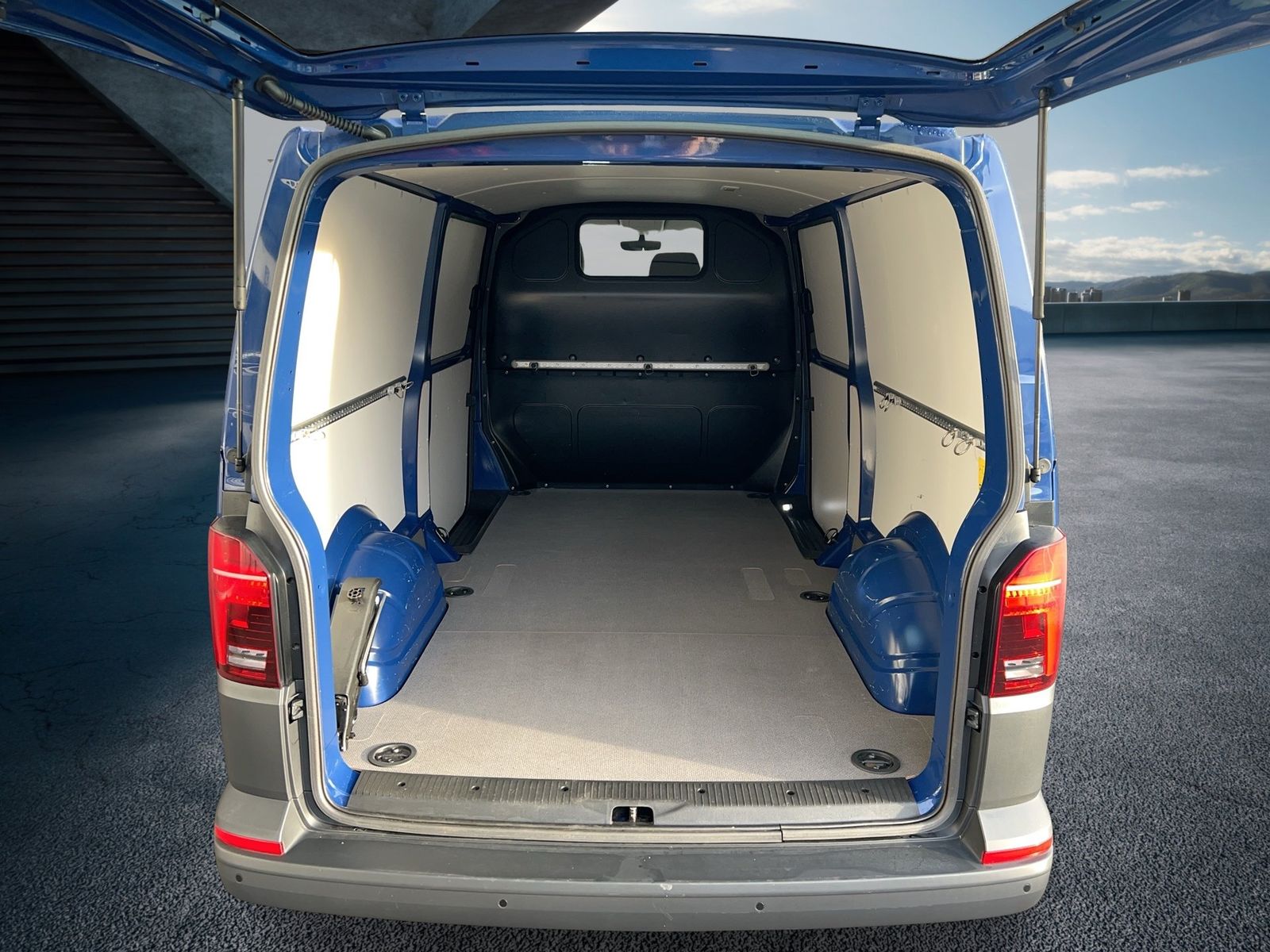 Fahrzeugabbildung Volkswagen T6.1 Transporter 2.0 TDI Kasten FWD lang CarPlay