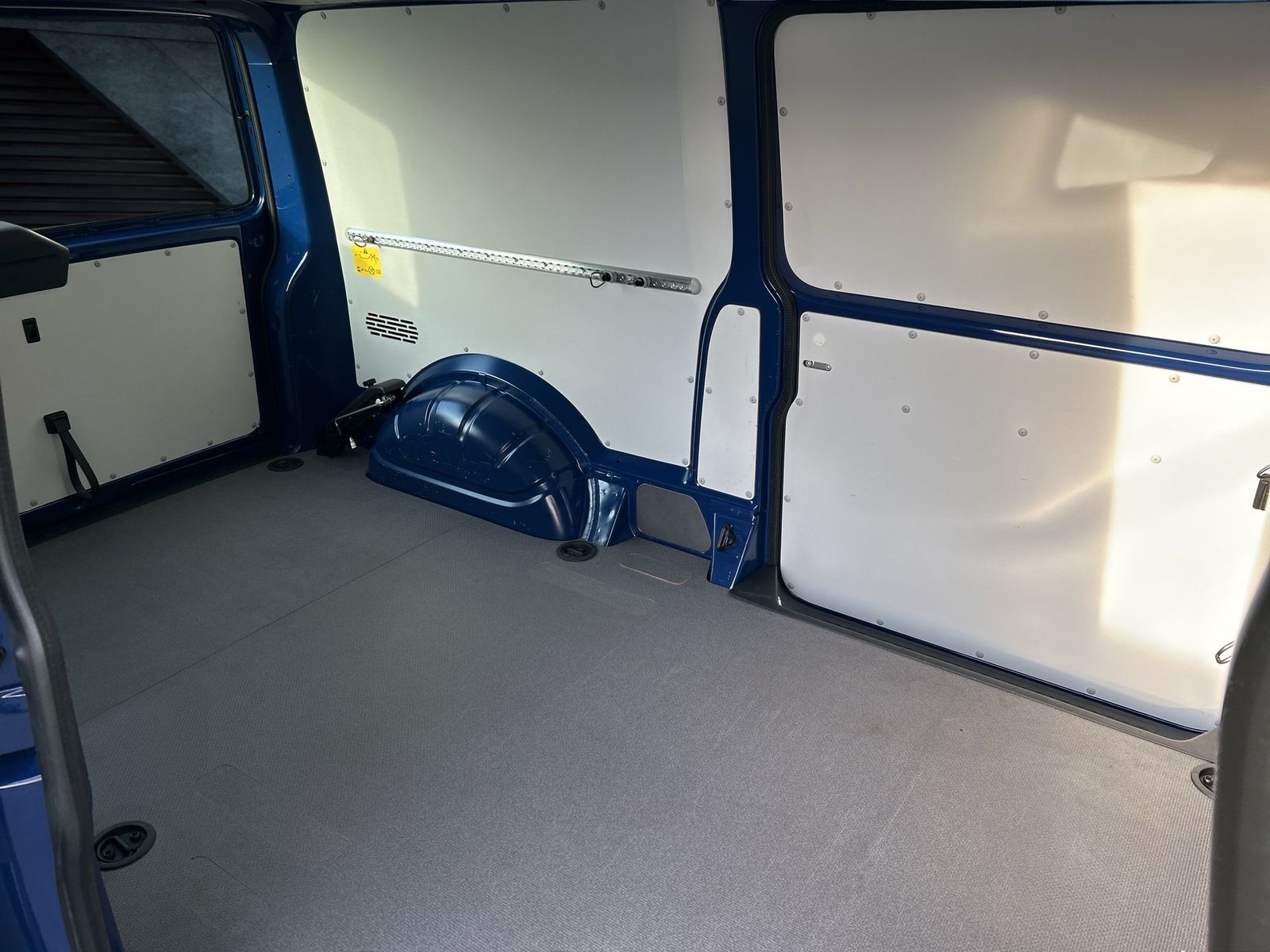 Fahrzeugabbildung Volkswagen T6.1 Transporter 2.0 TDI Kasten FWD lang CarPlay