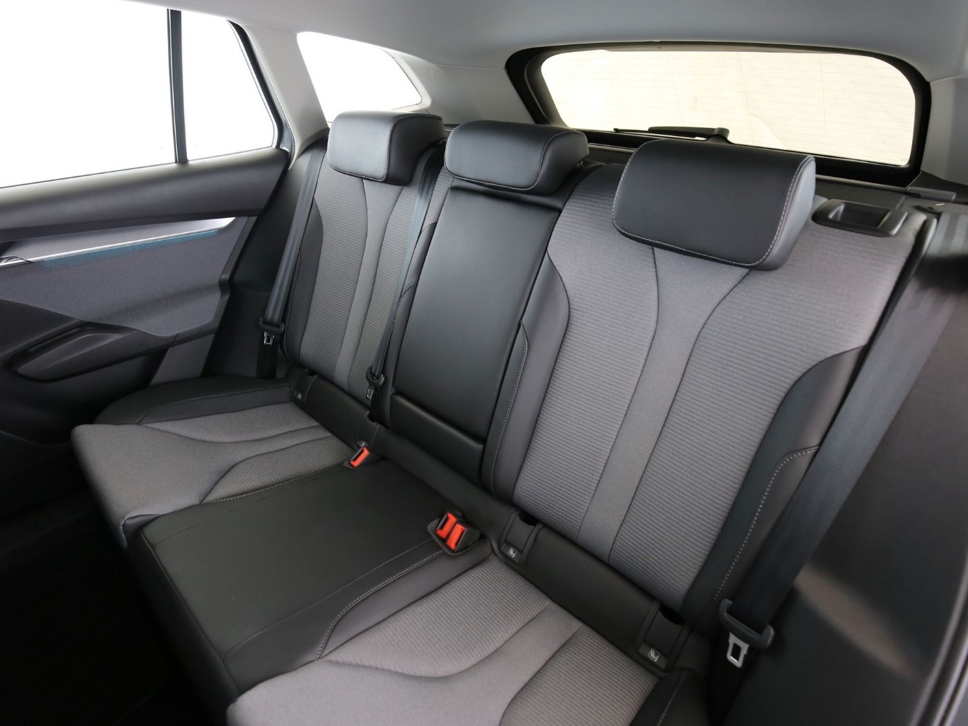 Fahrzeugabbildung SKODA Enyaq 50 Loft LED|VirtualCP|KlimaA|LaneAss|PDC