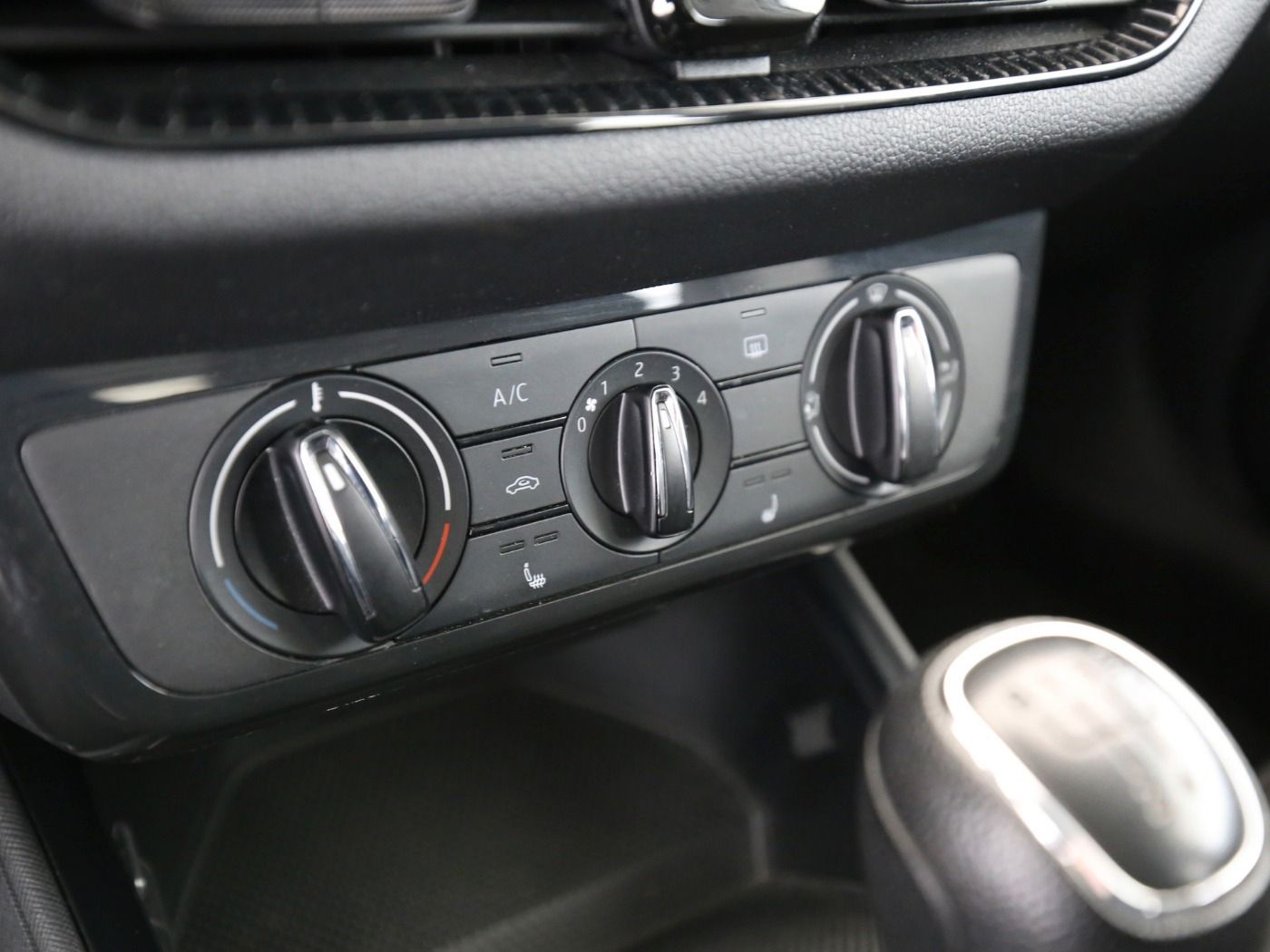 Fahrzeugabbildung SKODA Fabia 1.0 MPI Active LED|LaneAss|PDC|SHZG