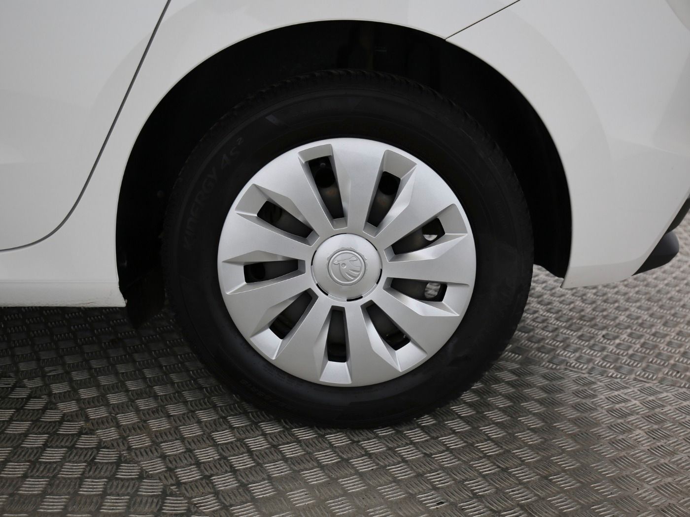 Fahrzeugabbildung SKODA Fabia 1.0 MPI Active LED|LaneAss|PDC|SHZG