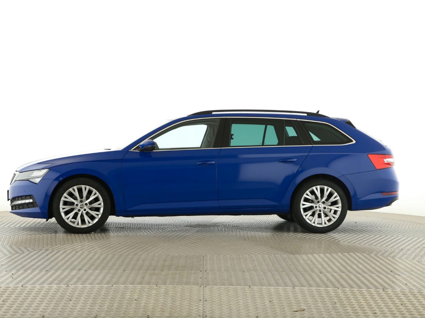 Fahrzeugabbildung SKODA Superb Combi 2.0 TDI Ambition Pano|SD|ACC|LED|LM