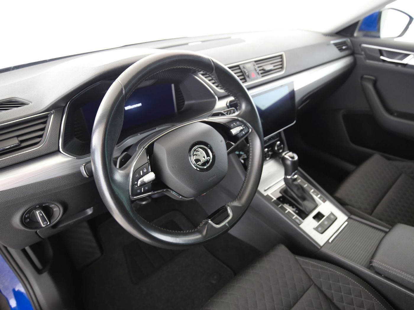 Fahrzeugabbildung SKODA Superb Combi 2.0 TDI Ambition Pano|SD|ACC|LED|LM