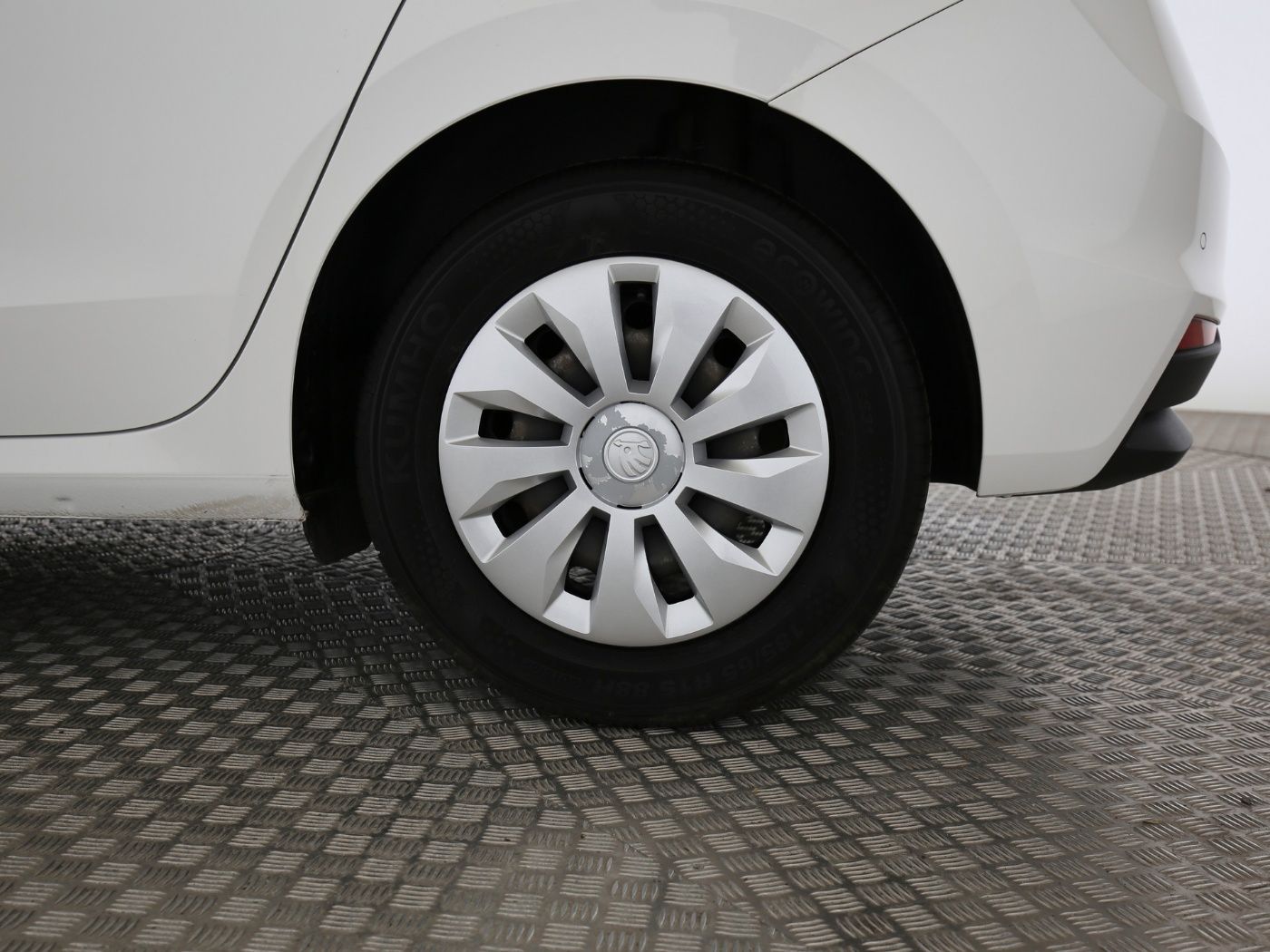 Fahrzeugabbildung SKODA Fabia 1.0 MPI Active LED|LaneAss|PDC|SHZG