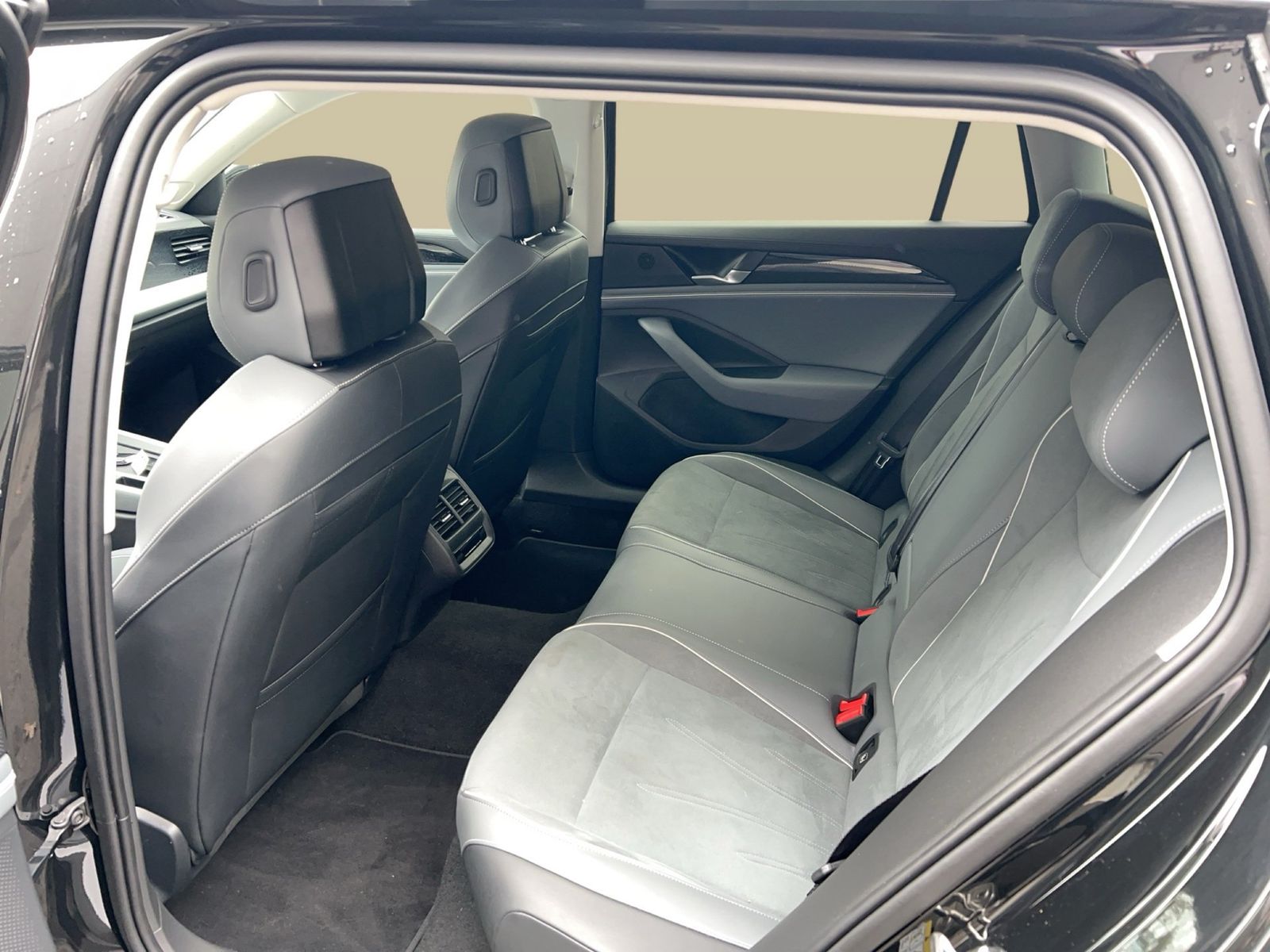 Fahrzeugabbildung Volkswagen Passat Variant 1.5 eTSI DSG Business |AHK|FLA