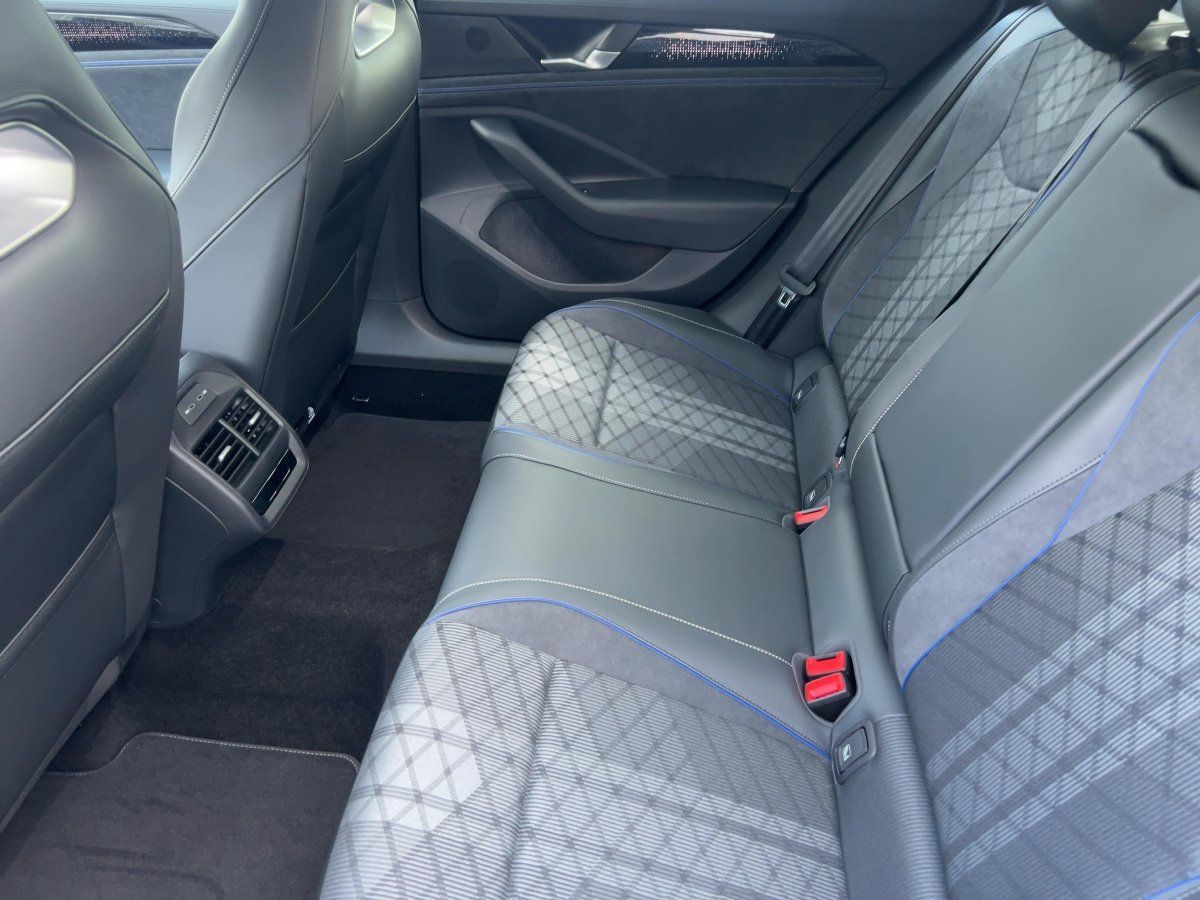 Fahrzeugabbildung Volkswagen Passat TDI DSG R-Line AHK Nav HUD 360 eKlappe DC