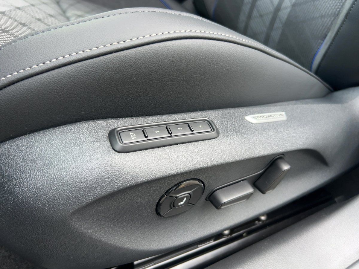 Fahrzeugabbildung Volkswagen Passat TDI DSG R-Line AHK Nav HUD 360 eKlappe DC