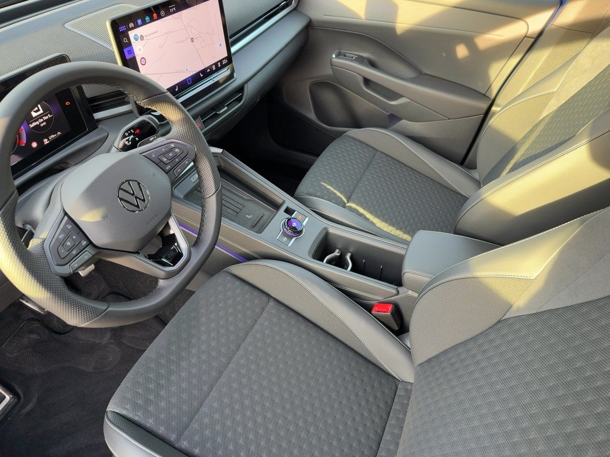 Fahrzeugabbildung Volkswagen T-Roc 1.5 eTSI DSG R-Line BlackStyle Nav HUD 360