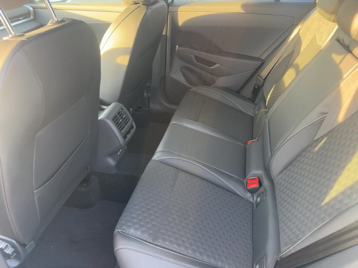 Fahrzeugabbildung Volkswagen T-Roc 1.5 eTSI DSG R-Line Nav BlackStyle HUD 360