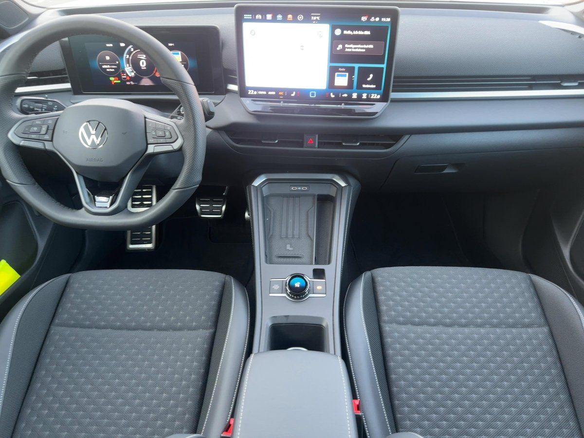 Fahrzeugabbildung Volkswagen T-Roc 1.5 eTSI DSG R-Line Nav BlackStyle HUD 360