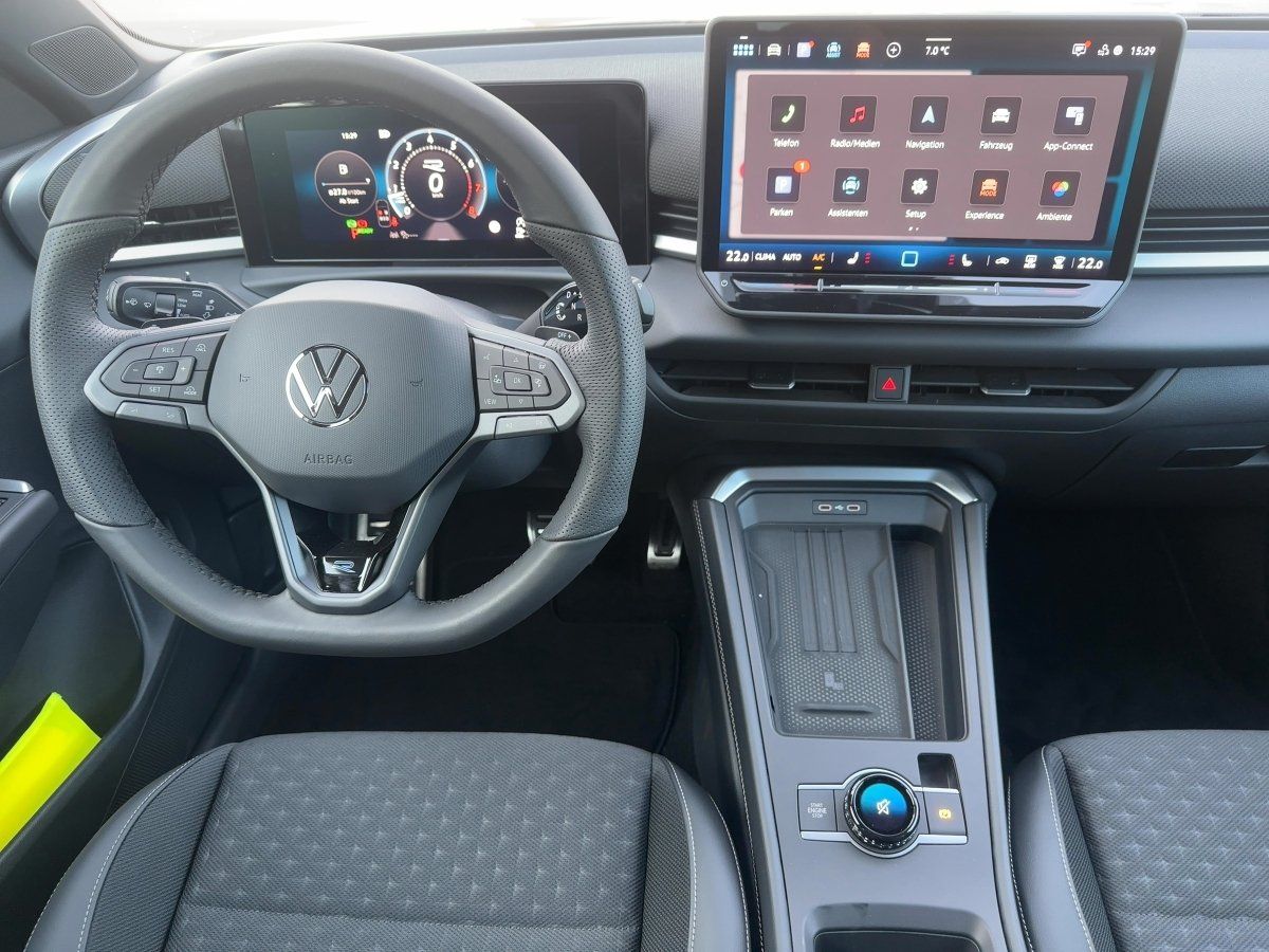Fahrzeugabbildung Volkswagen T-Roc 1.5 eTSI DSG R-Line Nav BlackStyle HUD 360