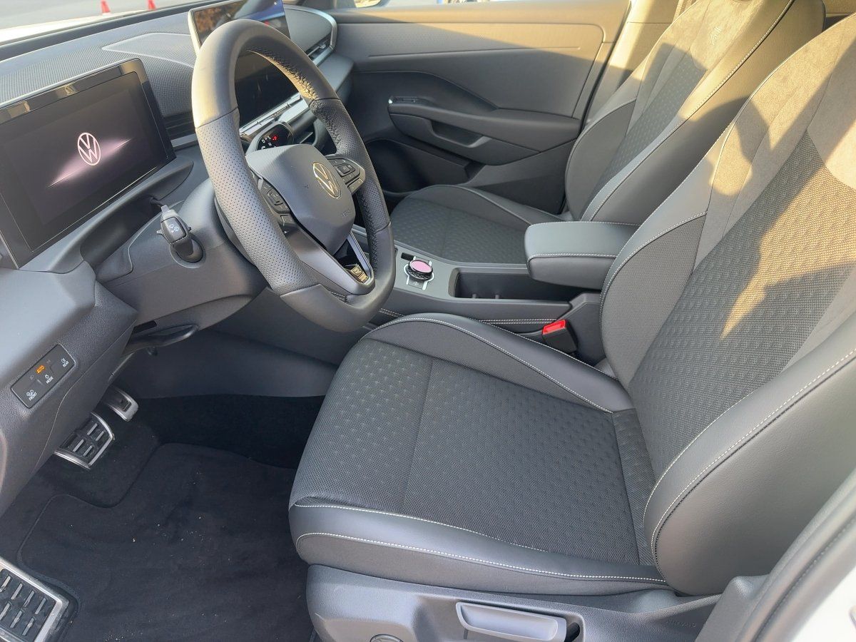 Fahrzeugabbildung Volkswagen T-Roc 1.5 eTSI DSG R-Line Nav BlackStyle HUD 360