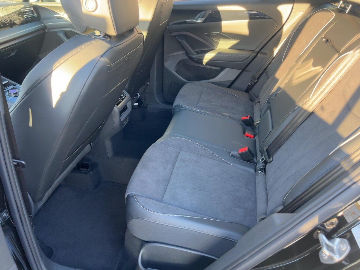 Fahrzeugabbildung Volkswagen Tiguan TDI Elegance AHK HarmanKardon IQ.Light Na