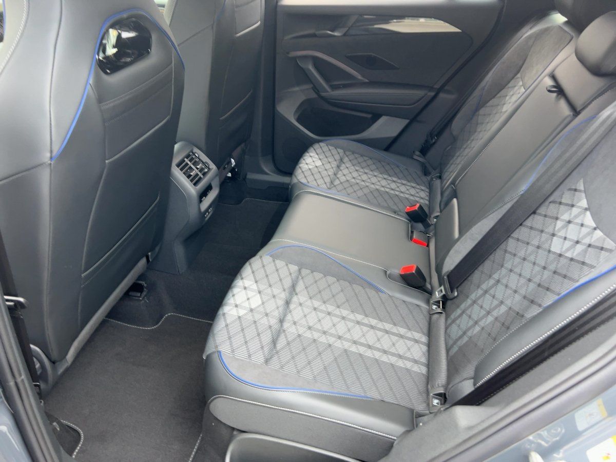 Fahrzeugabbildung Volkswagen Tiguan TDI R-Line AHK BlackStyle Navi HUD Keyles