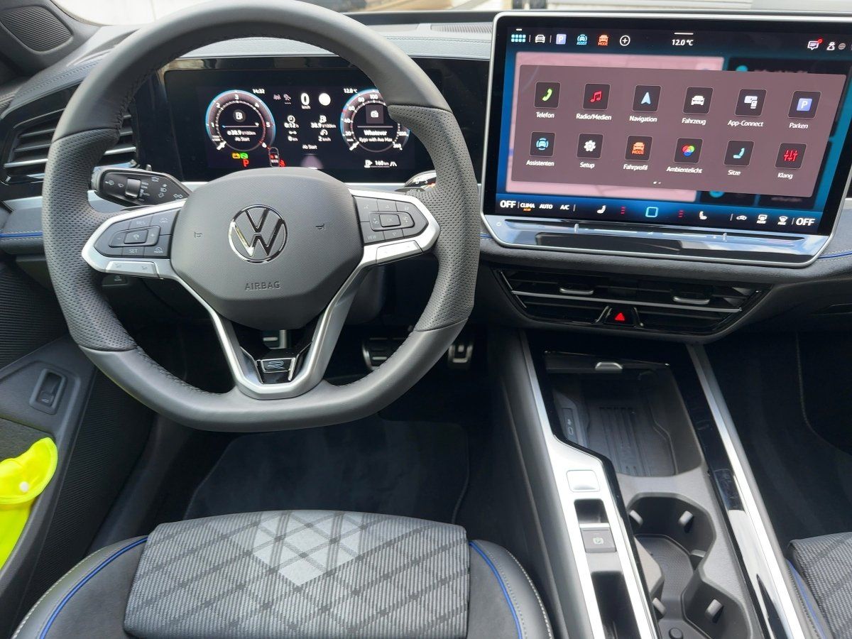 Fahrzeugabbildung Volkswagen Passat TDI R-Line AHK Nav HUD BlackStyle DCC 360