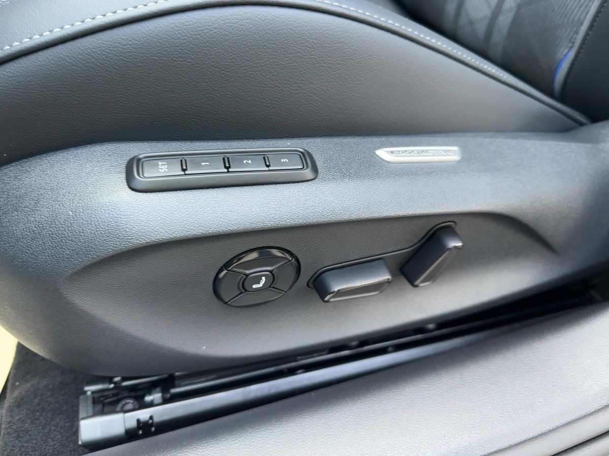 Fahrzeugabbildung Volkswagen Passat TDI R-Line AHK Nav HUD BlackStyle DCC 360