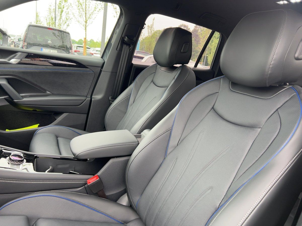 Fahrzeugabbildung Volkswagen Tiguan TDI R-Line Leder Navi HUD 360° Winterräde