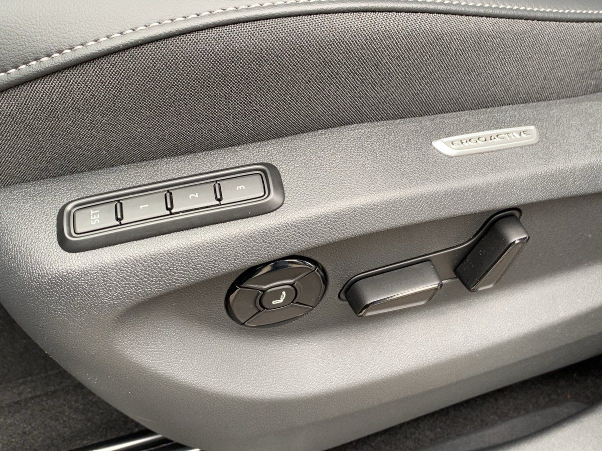 Fahrzeug autohaus mense Fahrzeugabbildung Volkswagen Tiguan TDI R-Line Leder Navi HUD 360° Winterräde