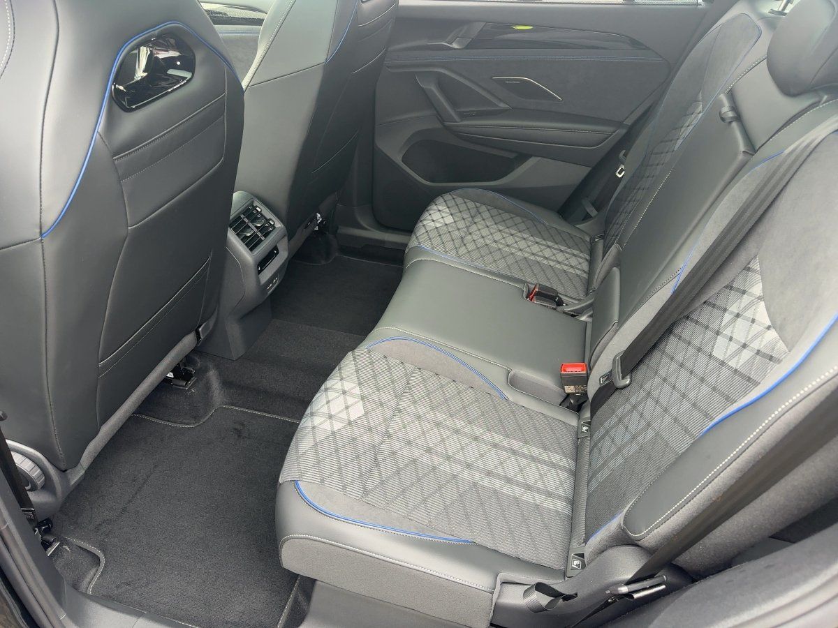 Fahrzeugabbildung Volkswagen Tayron TDI R-Line AHK BlackStyle Standhzg Pano N