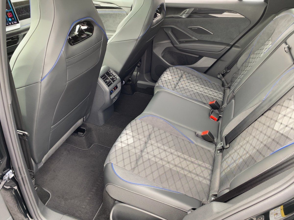 Fahrzeugabbildung Volkswagen Tiguan TDI R-Line AHK Pano BlackStyle Nav HUD 36