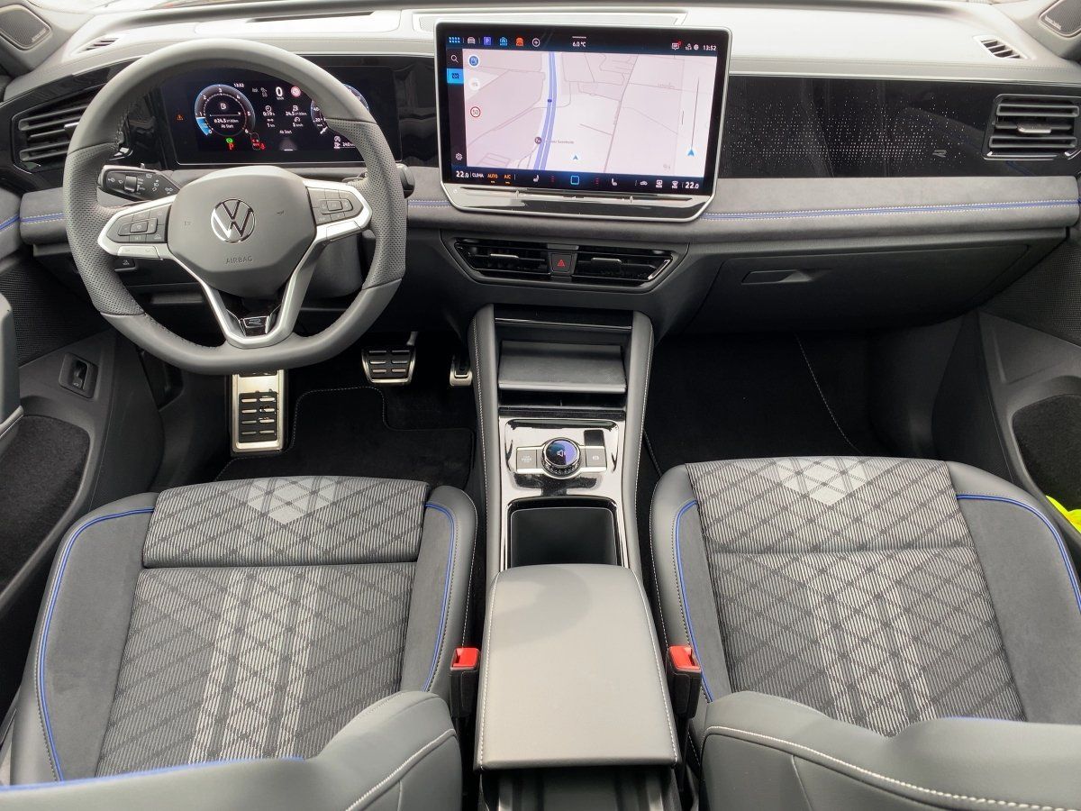 Fahrzeugabbildung Volkswagen Tiguan TDI R-Line AHK Pano BlackStyle Nav HUD 36