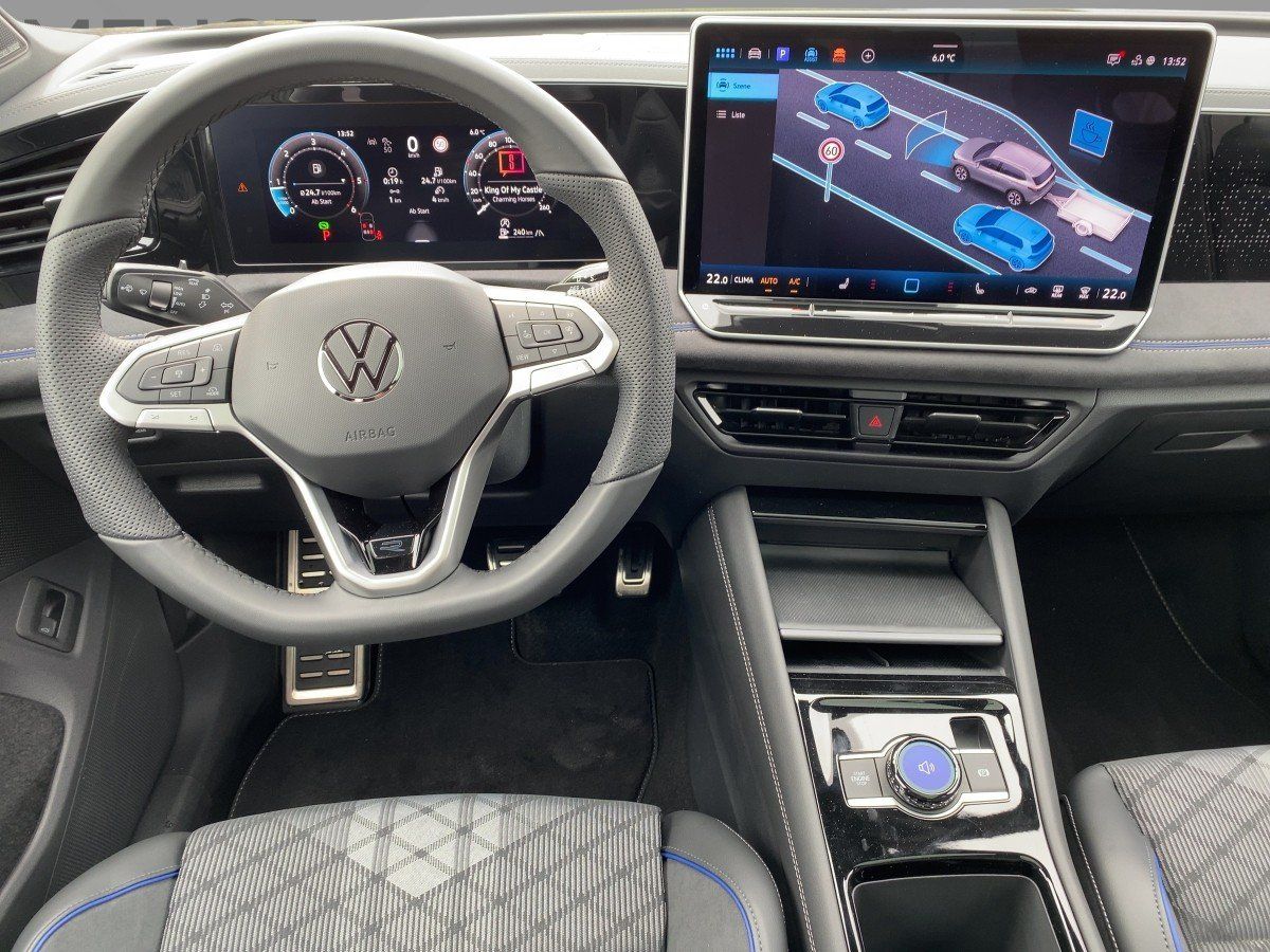 Fahrzeugabbildung Volkswagen Tiguan TDI R-Line AHK Pano BlackStyle Nav HUD 36