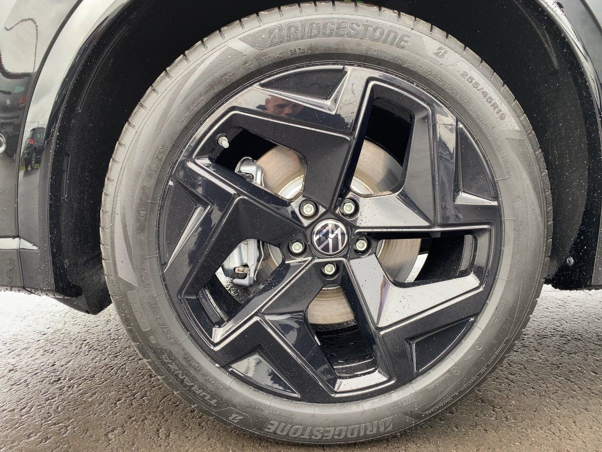 Fahrzeugabbildung Volkswagen Tiguan TDI R-Line AHK Pano BlackStyle Nav HUD 36