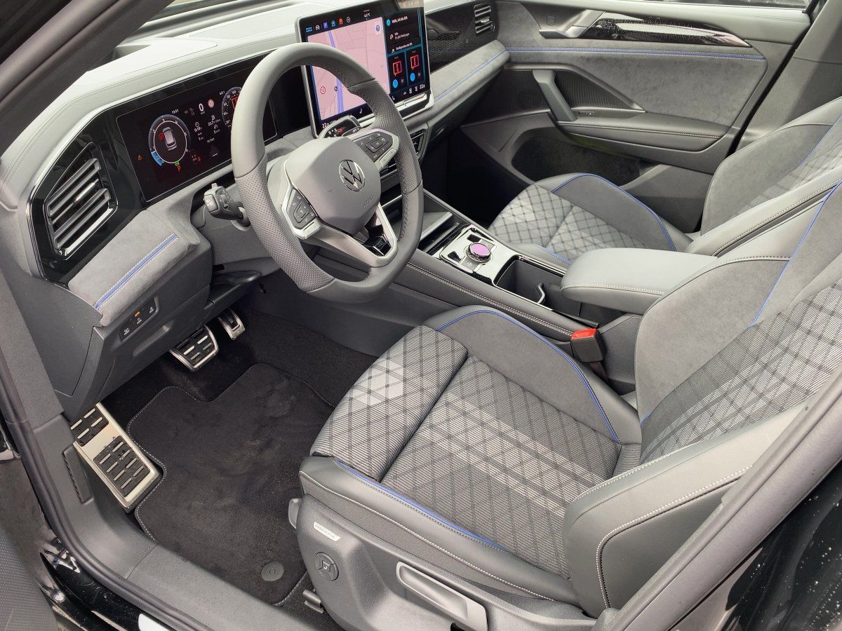 Fahrzeugabbildung Volkswagen Tiguan TDI R-Line AHK Pano BlackStyle Nav HUD 36