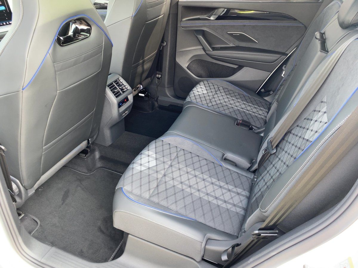 Fahrzeugabbildung Volkswagen Tayron TDI 4M R-Line AHK Pano BlackStyle Navi HU