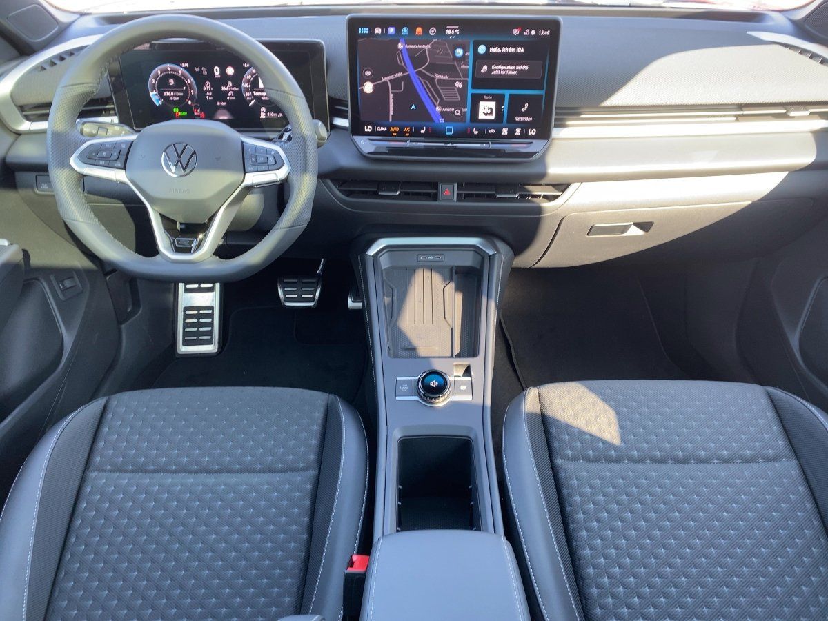 Fahrzeugabbildung Volkswagen T-Roc 1.5 eTSI R-Line Pano Navi eKlappe 360° ASG