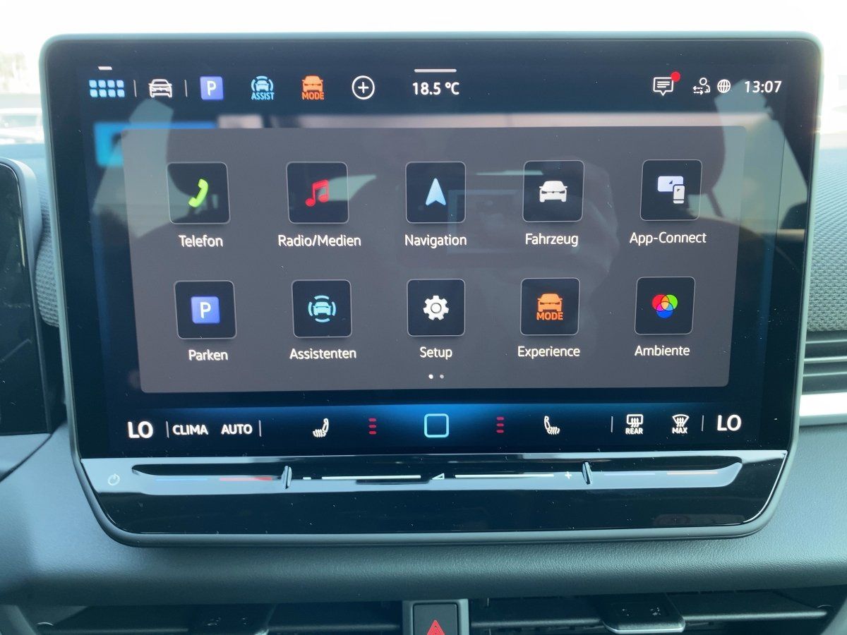 Fahrzeugabbildung Volkswagen T-Roc 1.5 eTSI Style AHK BlackStyle IQ.Light Nav