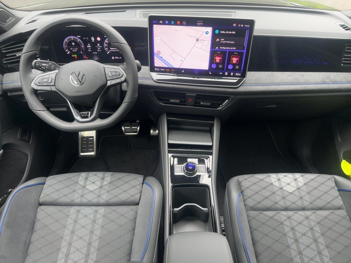Fahrzeugabbildung Volkswagen Tiguan TDI 4M R-Line AHK Pano BlackStyle Navi HU