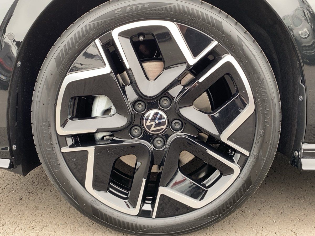 Fahrzeugabbildung Volkswagen Golf Variant TDI DSG R-Line AHK Black Style NavI