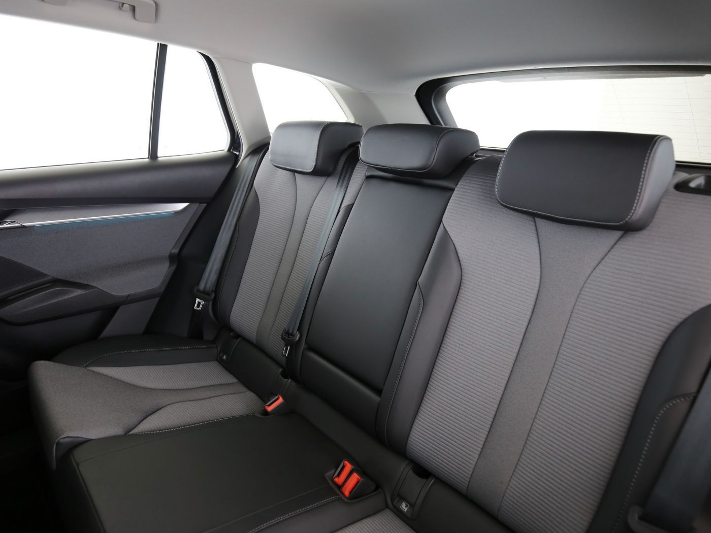 Fahrzeugabbildung SKODA Enyaq 60 Loft AHK|LED|Navi|VirtualCP|Akustikglas