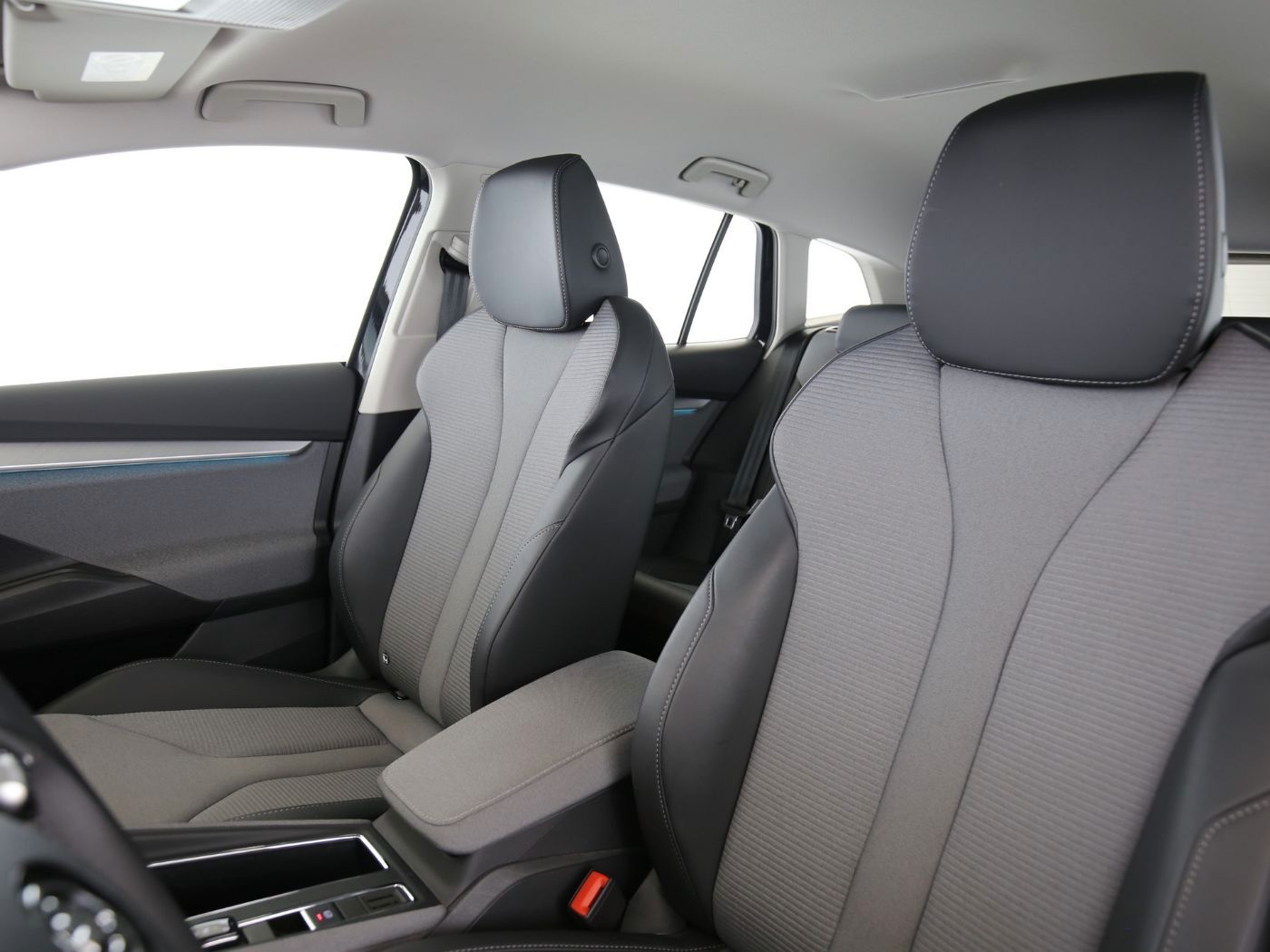 Fahrzeugabbildung SKODA Enyaq 60 Loft AHK|LED|Navi|VirtualCP|Akustikglas