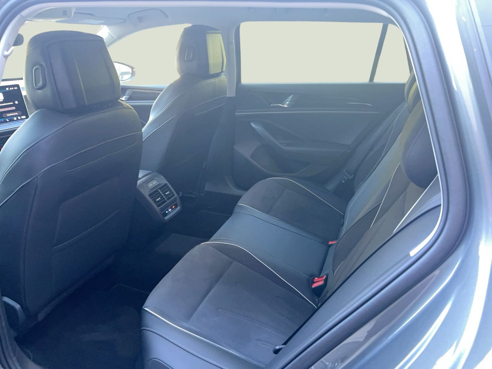 Fahrzeugabbildung Volkswagen Passat Variant 1.5 TSI eHybrid DSG Business CarP