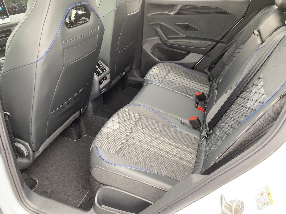 Fahrzeug autohaus mense Fahrzeugabbildung Volkswagen Tiguan TDI R-Line AHK Nav BlackStyle Pano eKlapp