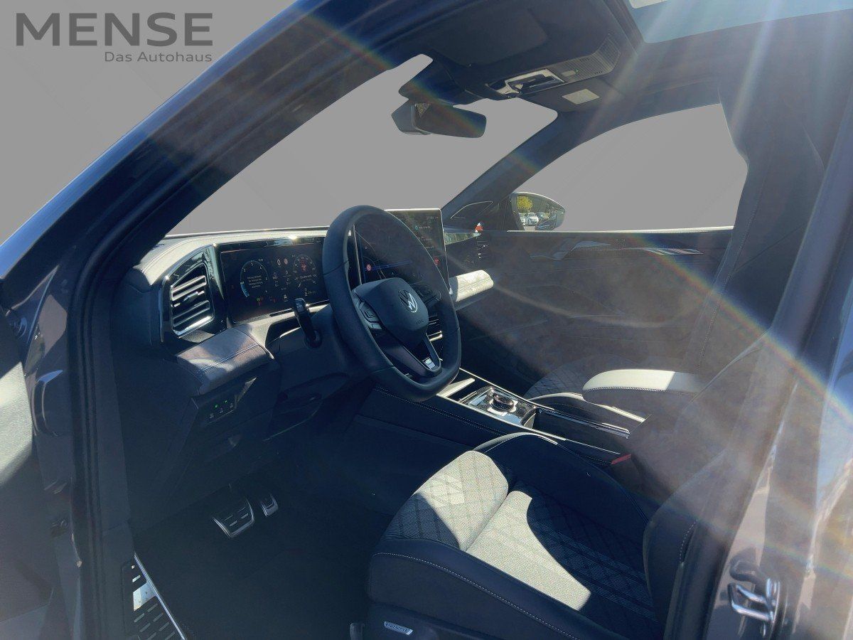 Fahrzeugabbildung Volkswagen Tiguan TDI 4M R-Line AHK Navi BlackStyle Pano HU