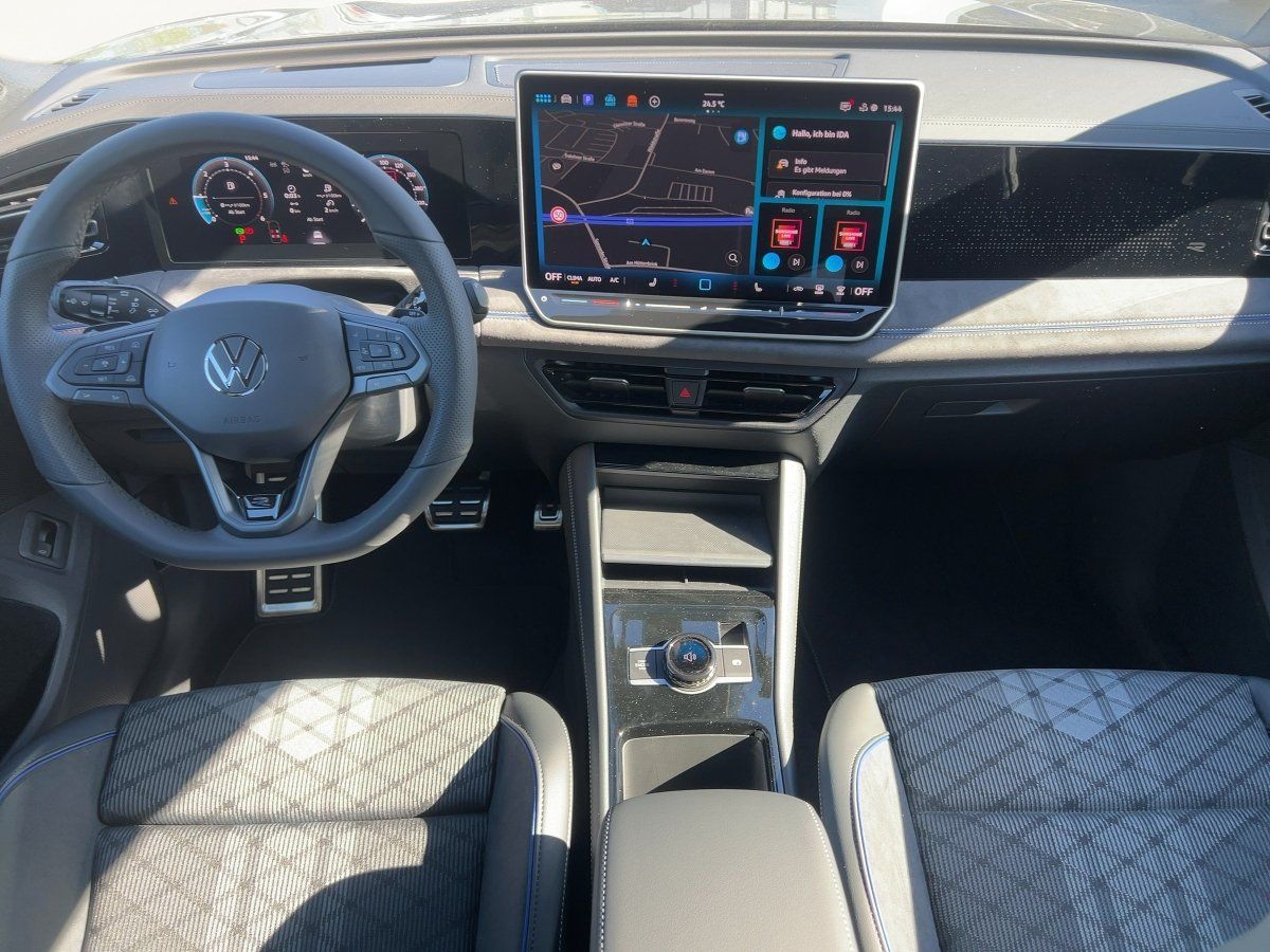 Fahrzeugabbildung Volkswagen Tiguan TDI 4M R-Line AHK Navi BlackStyle Pano HU