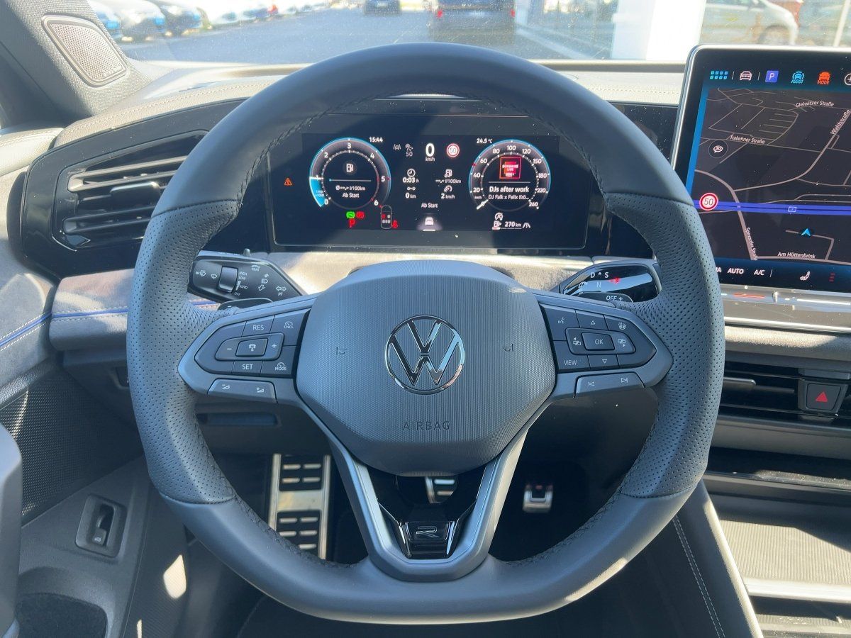 Fahrzeugabbildung Volkswagen Tiguan TDI 4M R-Line AHK Navi BlackStyle Pano HU