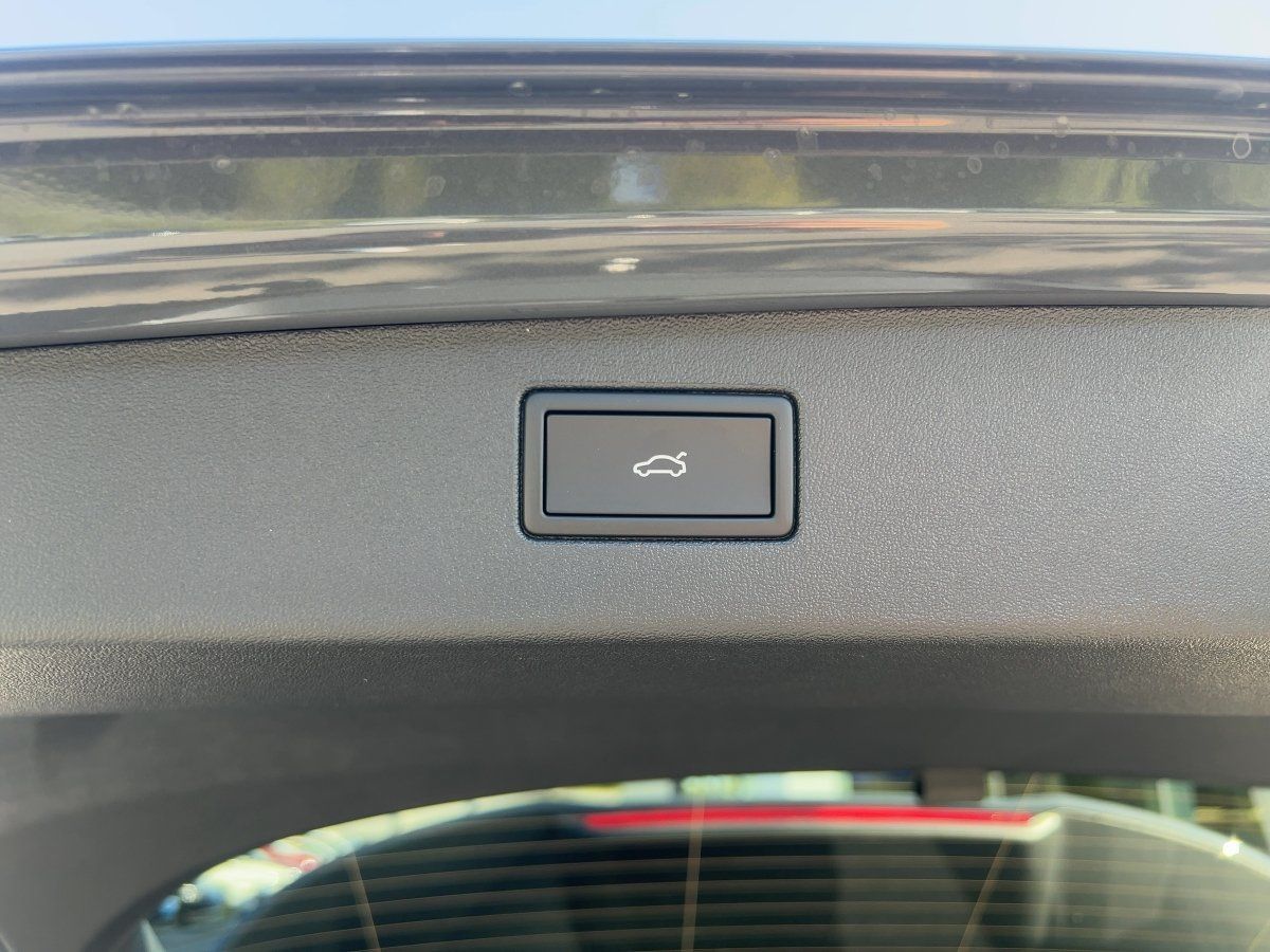 Fahrzeugabbildung Volkswagen Tiguan TDI 4M R-Line AHK Navi BlackStyle Pano HU