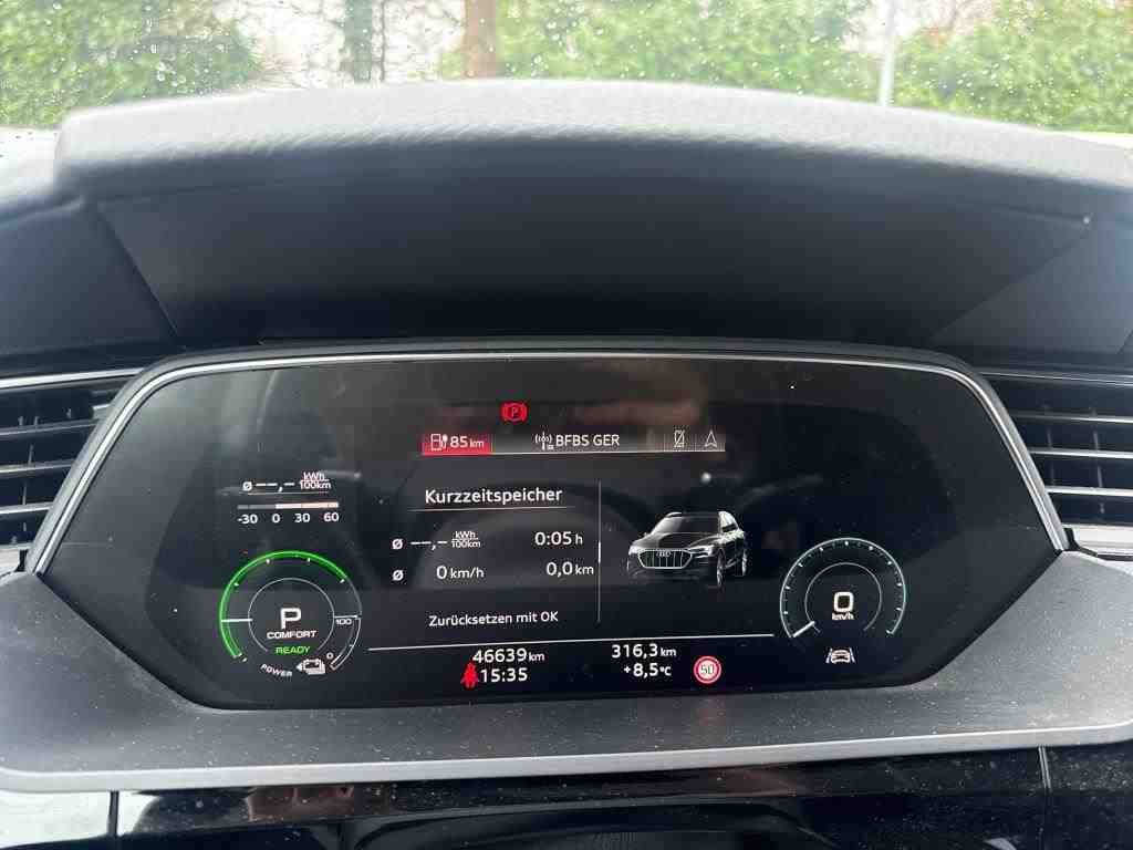 Fahrzeug autohaus mense Fahrzeugabbildung Audi e-tron 55 quattro Basis CarPlay|Luft|Standhzg|LM